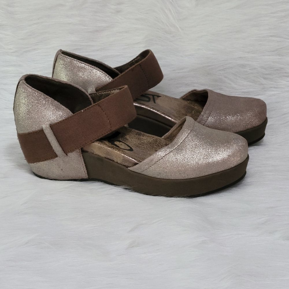 USED IN GREAT CONDITION, OTBT SANDALS IN BRONZE COLOR!